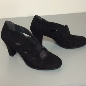 Aerosoles black suede shoes with cutout design